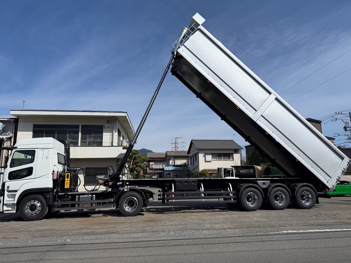 荷台を上げたHARDOX製ダンプトレーラーの側面全体。3軸セミトレーラーと油圧ダンプ機構を確認できる製作事例。