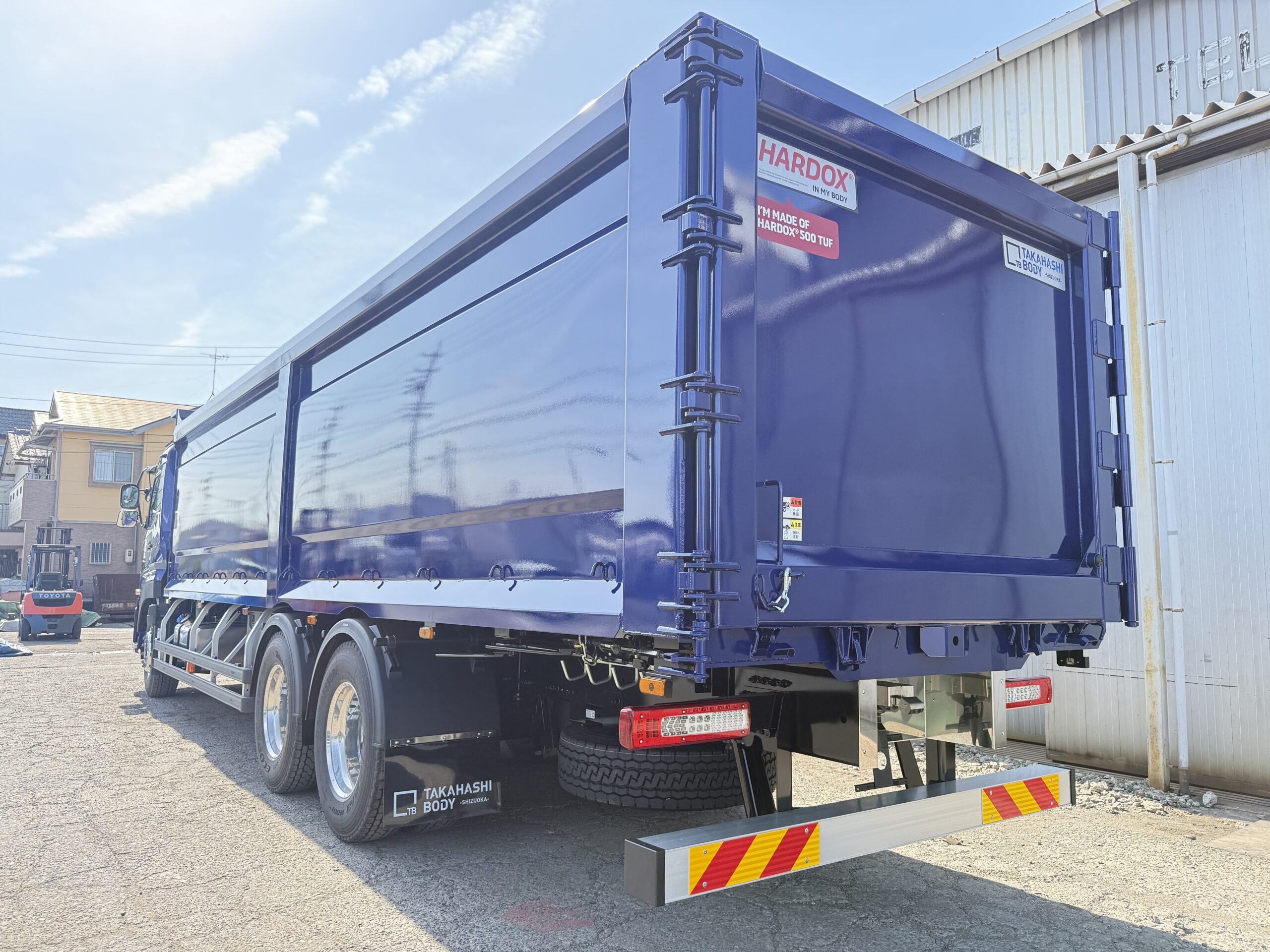 HARDOX製スクラップ運搬車両。GVW25t級。左後ろから。