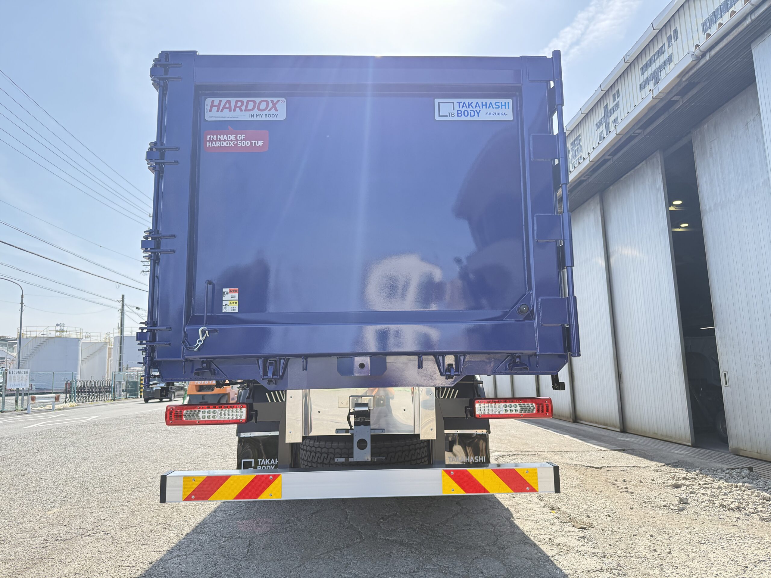 HARDOX製スクラップ運搬車両。GVW25t級。後ろから。
