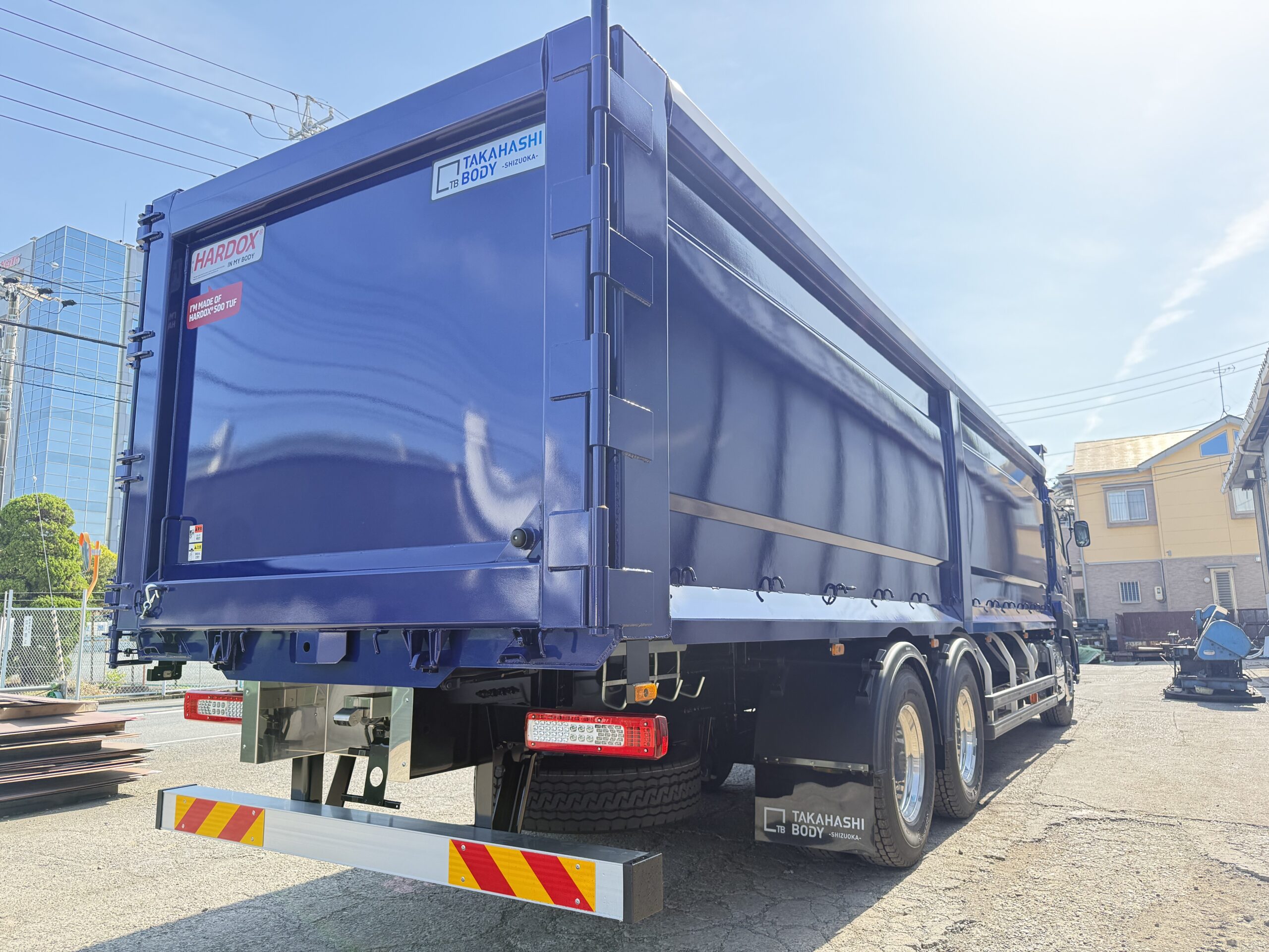 HARDOX製スクラップ運搬車両。GVW25t級。右後から。