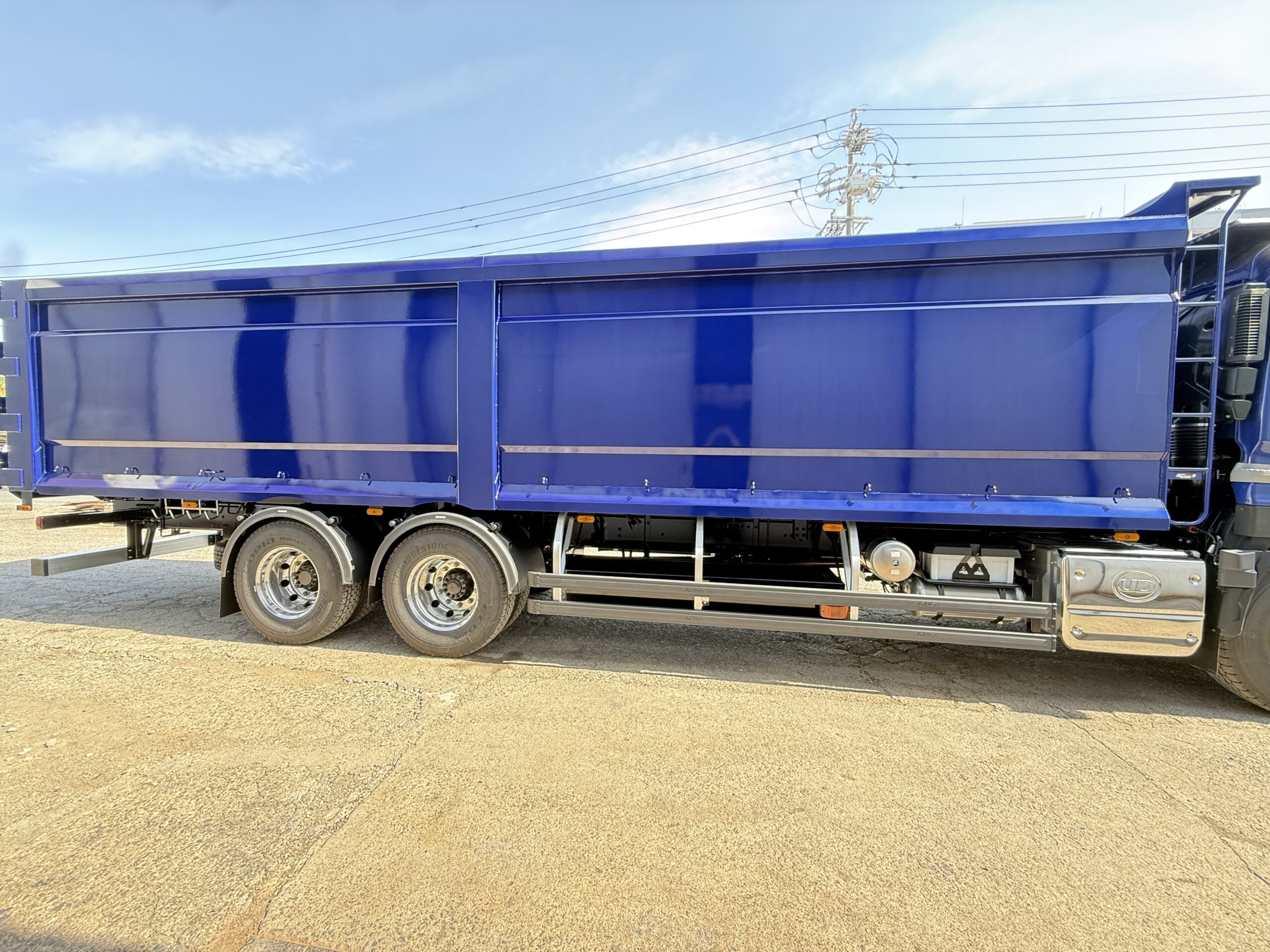 HARDOX製スクラップ運搬車両。GVW25t級。側面から。
