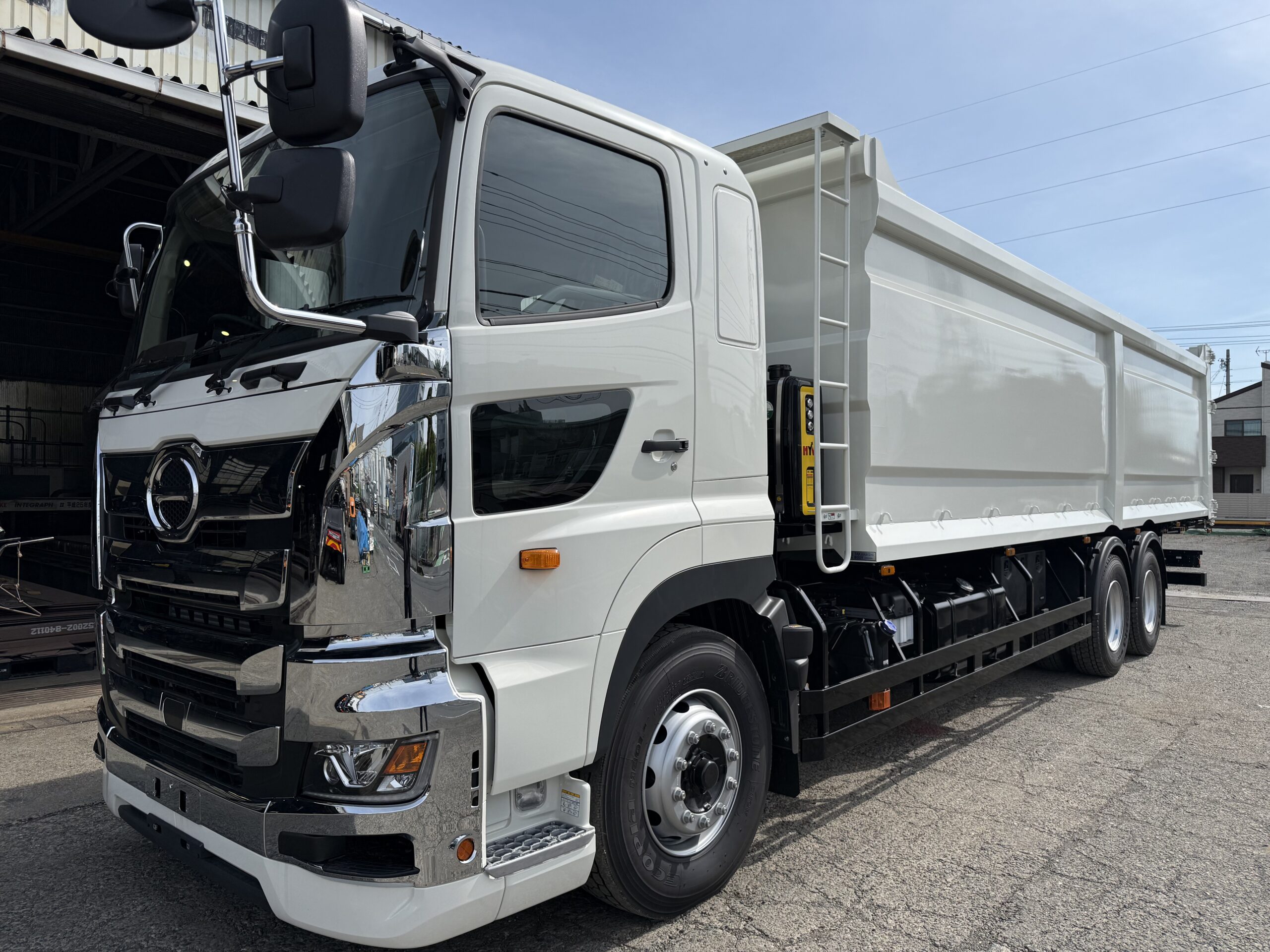 HARDOX®︎500Tufを使用したスクラップ運搬のダンプの外観。日野自動車、左前から。
