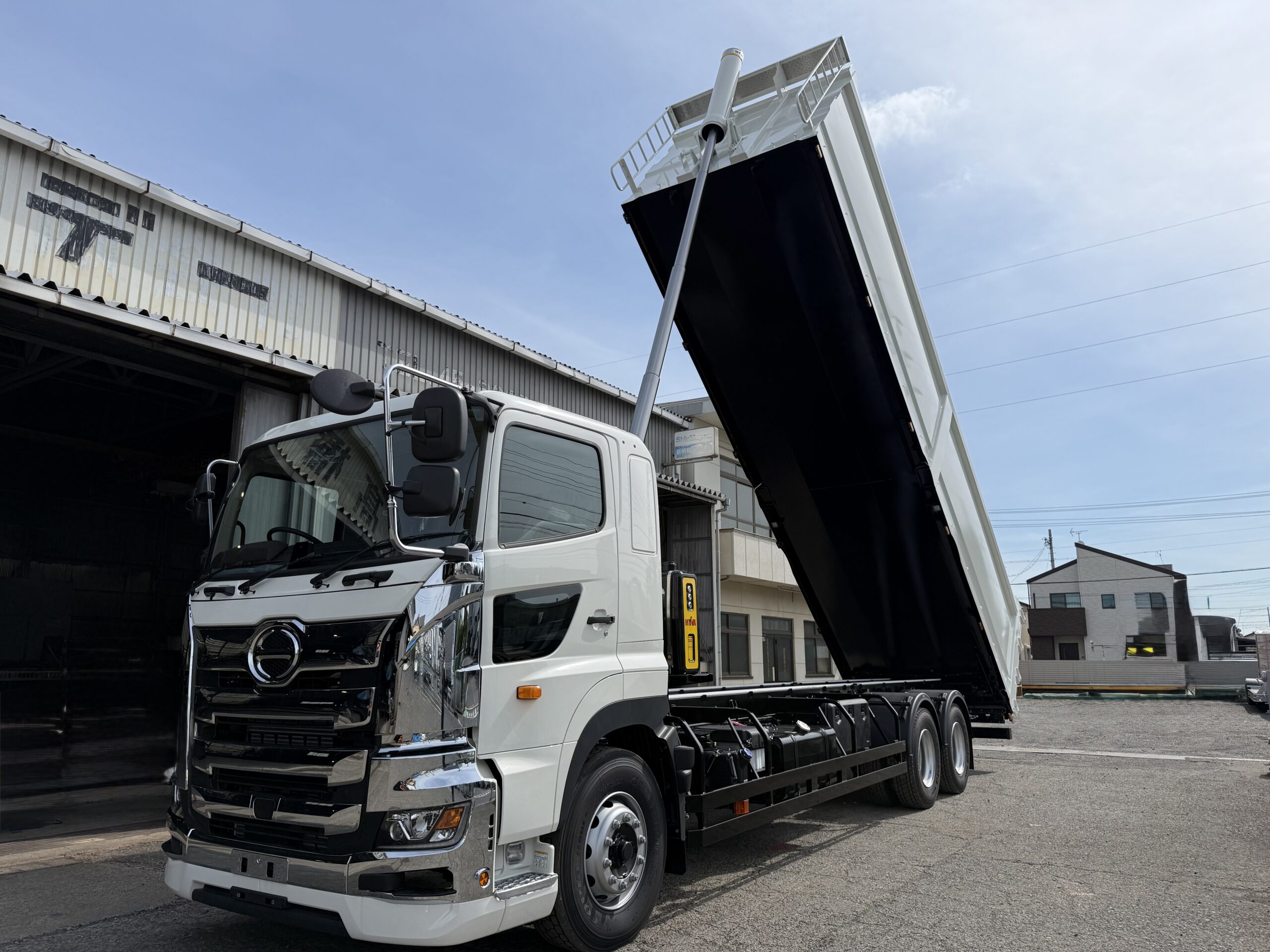 HARDOX®︎500Tufを使用したスクラップ運搬のダンプの外観。タンプアップしているところ。