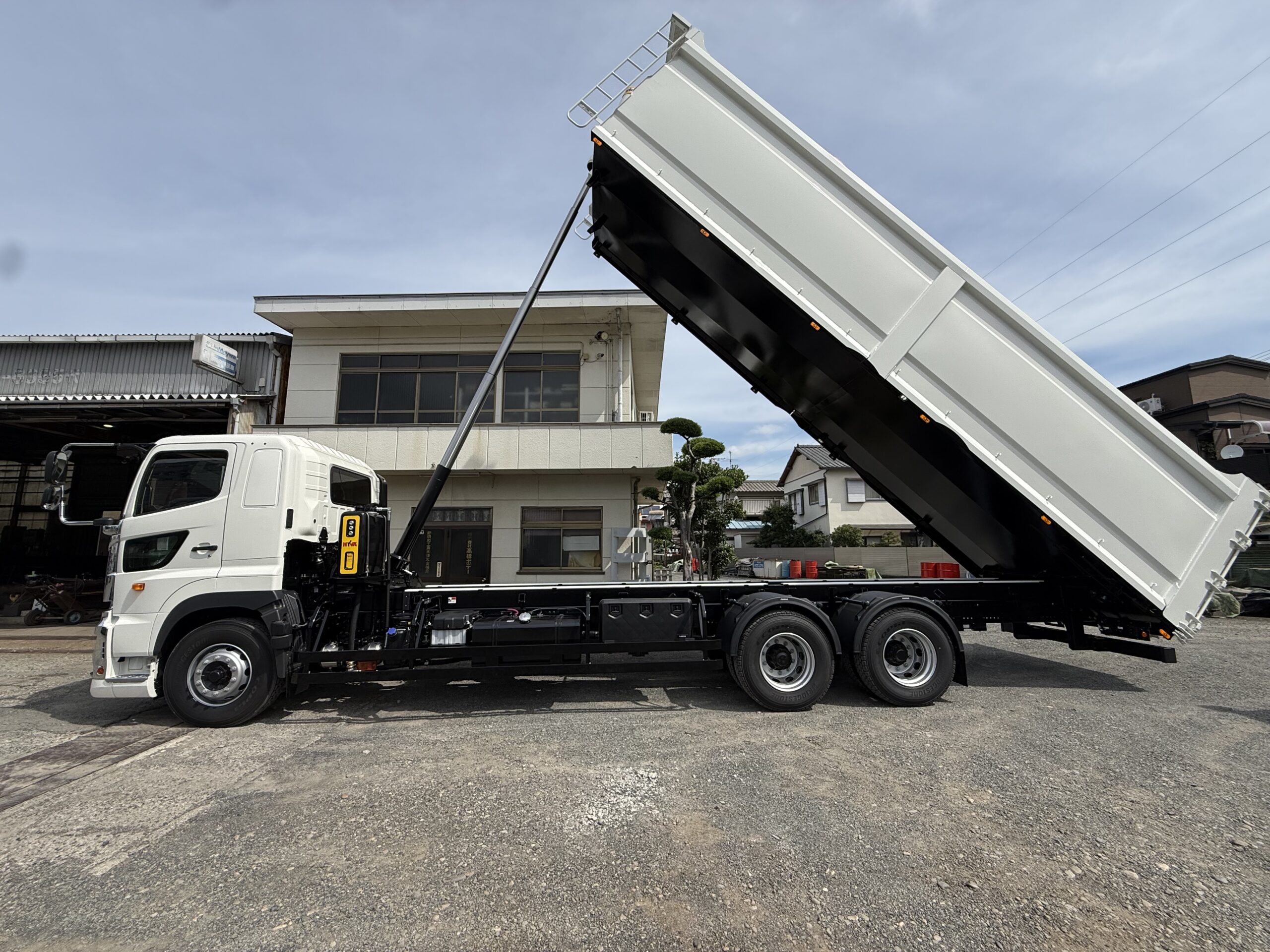 HARDOX®︎500Tufを使用したスクラップ運搬のダンプの外観。タンプアップ。