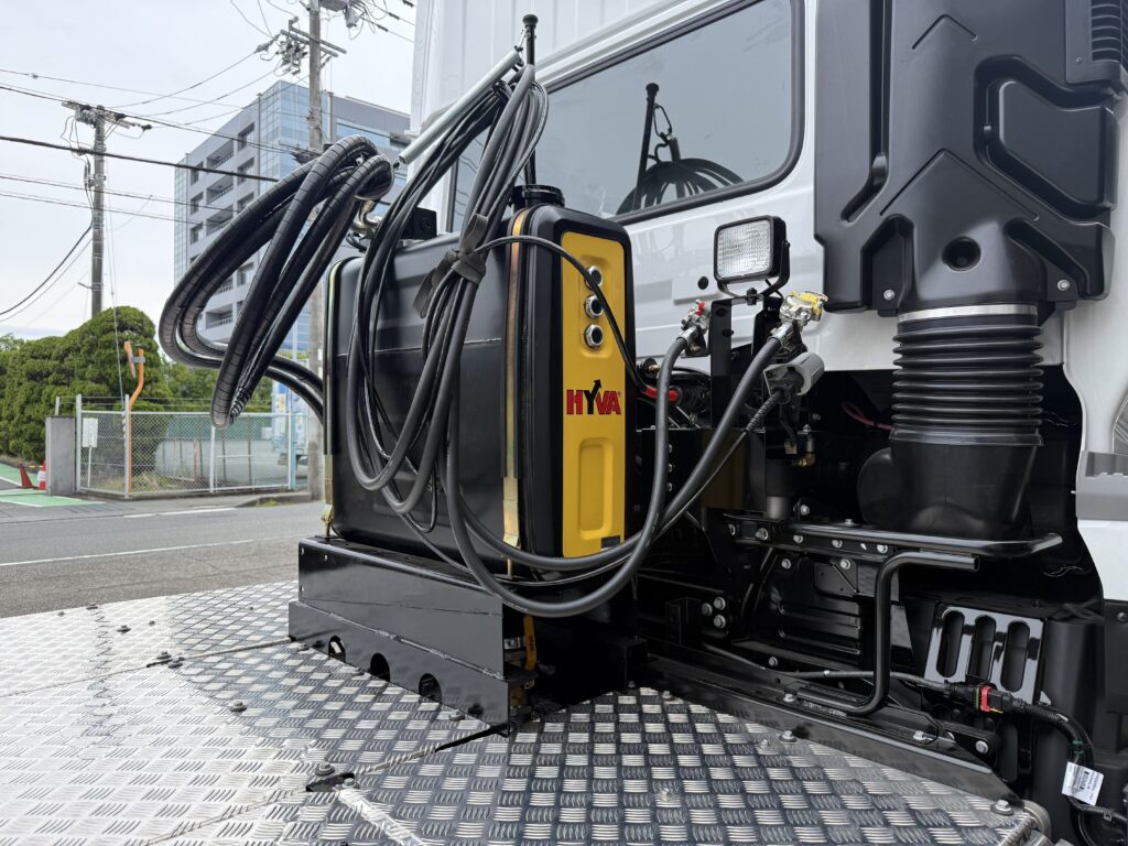 UDトラックスにウォーキングフロアの油圧架装