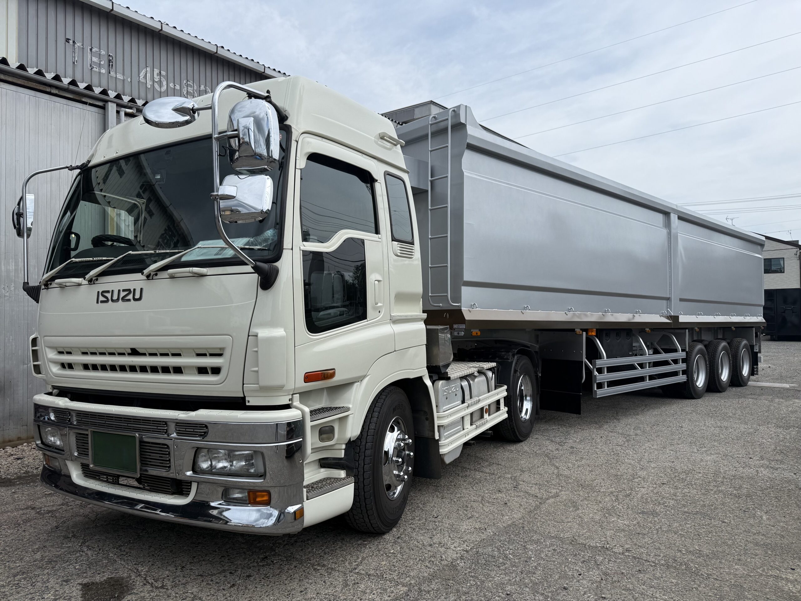 全景) HARDOX®500TUF スクラップセミトレーラー 50㎥ BOX型 いすゞギガけん引車との連結全景 高橋ボデー製