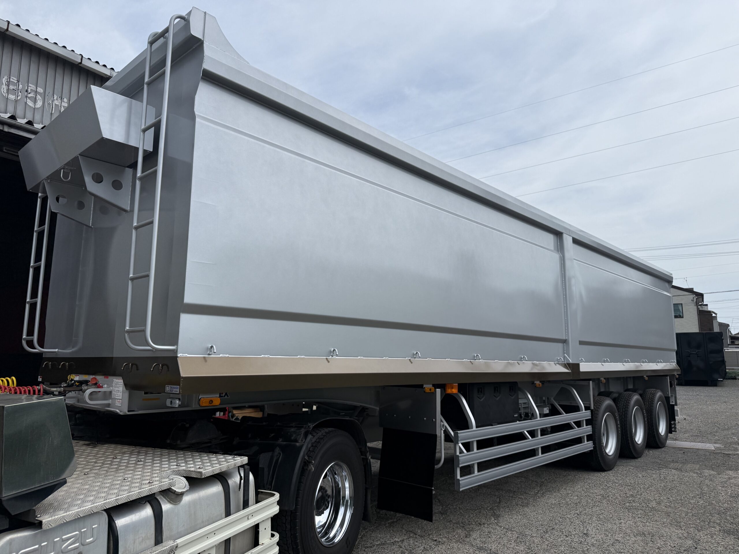 HARDOX®500TUF製スクラップトレーラー荷台の左側面 耐摩耗鋼板BOX型の側あおり