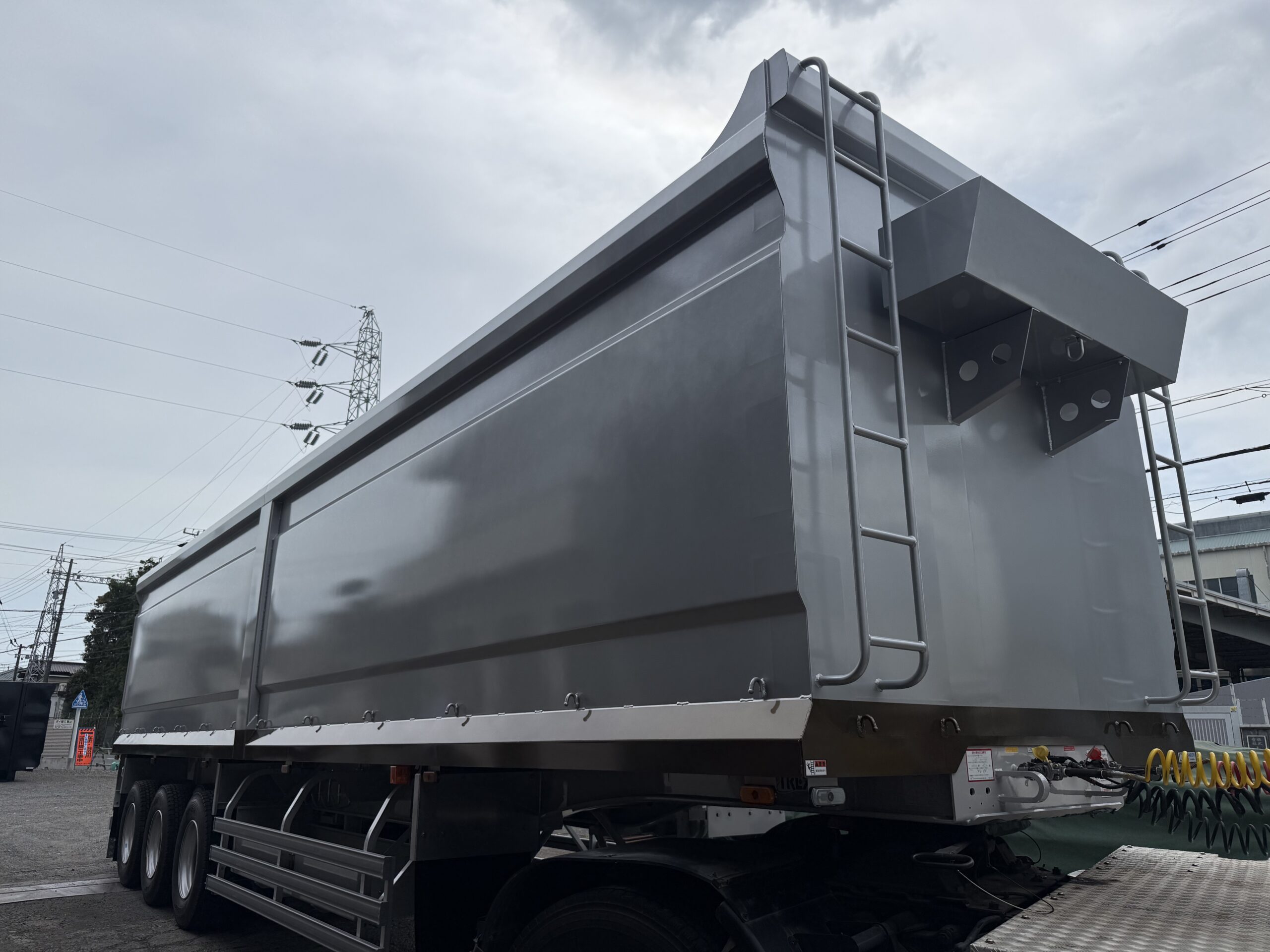 HARDOX®500TUF スクラップセミトレーラー BOX型 荷台の深さと梯子・清掃窓まわり