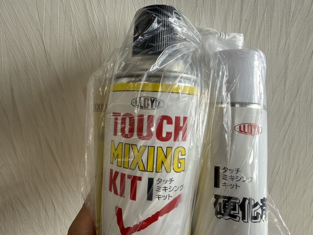 お客様の指定色で調色した2液ウレタンのタッチアップスプレー。主剤缶と硬化剤缶がセットになっている